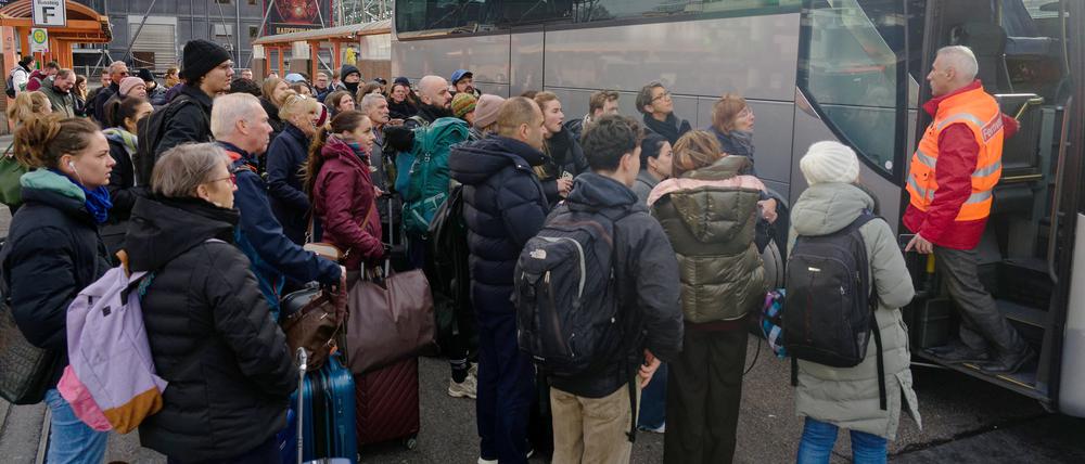 Nordrhein-Westfalen, Köln: Fernreisende Richtung Aachen warten am Breslauer Platz in Köln auf Schienenersatzbusse. Die Bahnstrecke nach Westen ist nach einem Güterzug-Unfall gesperrt.