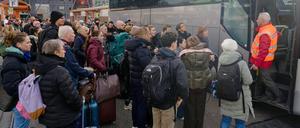Nordrhein-Westfalen, Köln: Fernreisende Richtung Aachen warten am Breslauer Platz in Köln auf Schienenersatzbusse. Die Bahnstrecke nach Westen ist nach einem Güterzug-Unfall gesperrt.