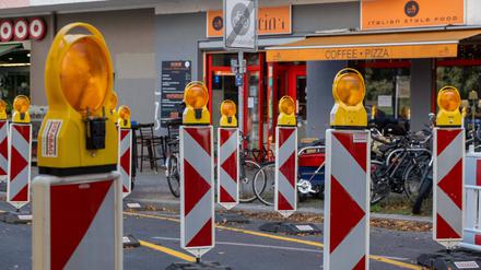 Radfahrer, bitte hier entlang. Eine verwirrende Baustellenabsicherung mit Warnbaken an der Stargarder Straße.