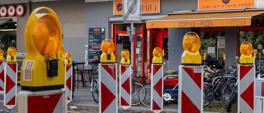 Radfahrer, bitte hier entlang. Eine verwirrende Baustellenabsicherung mit Warnbaken an der Stargarder Straße.