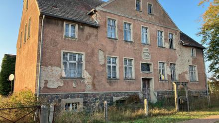 Der neue Besitzer des im Juni versteigerten Kraftwerks Steglitz, die SF Grambin Beteiligung UG, hat ihren Sitz in 17375 Grambin – doch dort ist nur eine Hausruine und ein Briefkasten zu finden.
