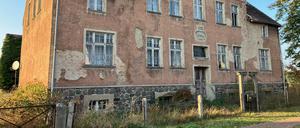Der neue Besitzer des im Juni versteigerten Kraftwerks Steglitz, die SF Grambin Beteiligung UG, hat ihren Sitz in 17375 Grambin – doch dort ist nur eine Hausruine und ein Briefkasten zu finden.