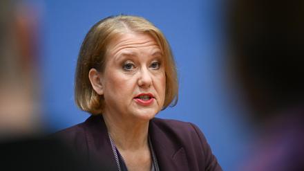 Lisa Paus (Bündnis 90/Die Grünen), Bundesministerin für Familie, Senioren, Frauen und Jugend, spricht während der Vorstellung des Bundeslagebildes «Geschlechtsspezifisch gegen Frauen gerichtete Straftaten» im Haus der Bundespressekonferenz.