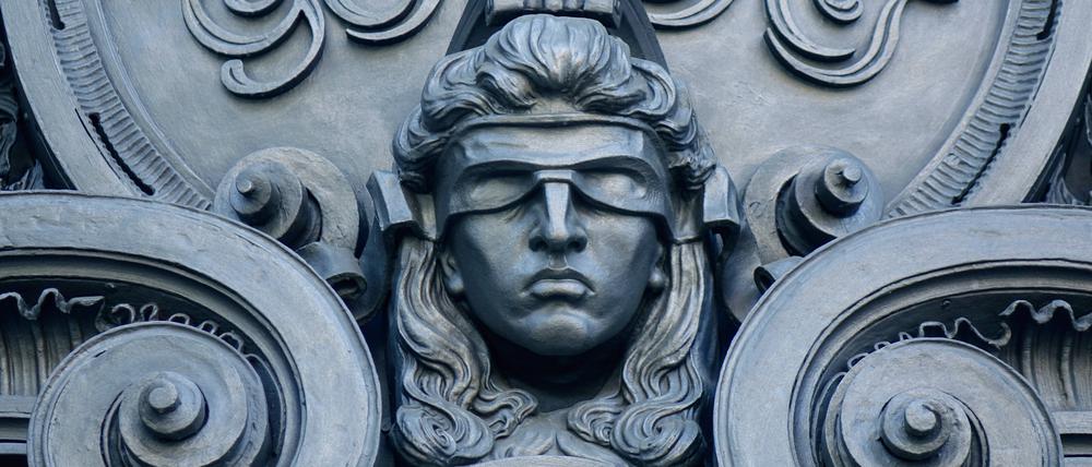 Ein junger Mann, der seine Mitbewohnerin vergewaltigt hatte, wurde am Freitag in Berlin zu sieben Jahren und neun Monaten Haft verurteilt.