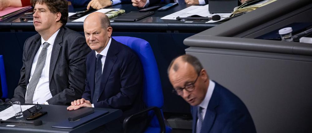 Bundeskanzler Olaf Scholz und CDU-Chef Friedrich Merz im Bundestag: Im direkten Duell holt der SPD-Politiker auf.
