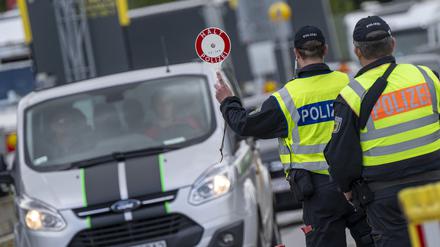 Polizisten kontrollieren am Grenzübergang Kiefersfelden den aus Österreich kommenden Verkehr. 