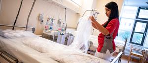 Eine Pflegerin bereitet im Vivantes Auguste-Viktoria-Klinikum ein Bett für den nächsten Patienten vor. 
