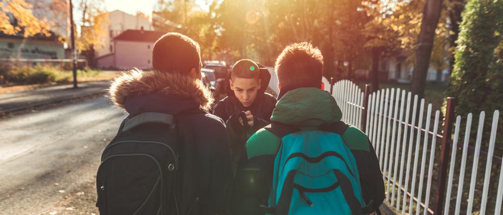 Zwei Jungs bedrängen einen anderen auf ihrem Nachhauseweg. (Symbolbild)