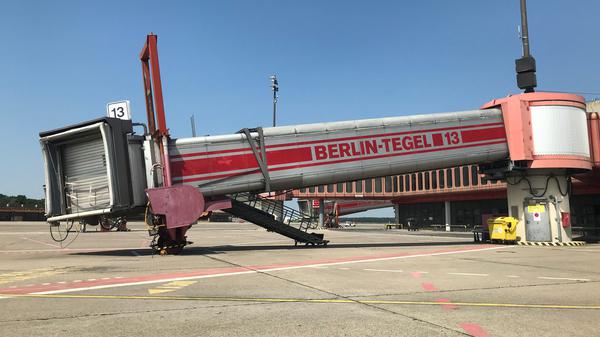 Fluggastbrücke am ehemaligen Berliner Flughafen TXL am 8. Juni 2021, mehr als ein halbes Jahr nach der Stillegung im November 2020. Hier arbeitet die Tegel Projekt GmbH an einer Nachnutzung. Im Terminal A soll die „Urban Tech Republic“ entstehen.