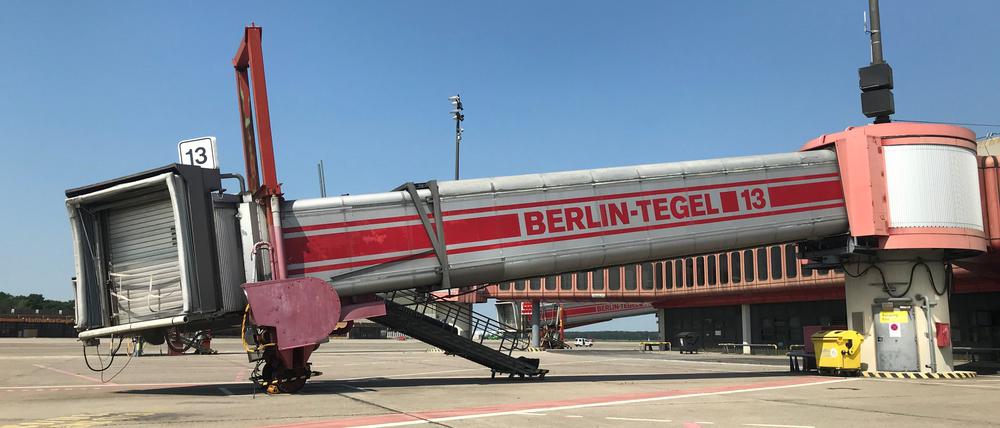 Fluggastbrücke am ehemaligen Berliner Flughafen TXL am 8. Juni 2021, mehr als ein halbes Jahr nach der Stilllegung im November 2020. Hier arbeitet die Tegel Projekt GmbH an einer Nachnutzung. Im Terminal A soll die „Urban Tech Republic“ entstehen.