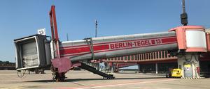 Fluggastbrücke am ehemaligen Berliner Flughafen TXL am 8. Juni 2021, mehr als ein halbes Jahr nach der Stilllegung im November 2020. Hier arbeitet die Tegel Projekt GmbH an einer Nachnutzung. Im Terminal A soll die „Urban Tech Republic“ entstehen.