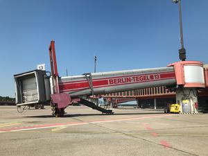 Fluggastbrücke am ehemaligen Berliner Flughafen TXL am 8. Juni 2021, mehr als ein halbes Jahr nach der Stillegung im November 2020. Hier arbeitet die Tegel Projekt GmbH an einer Nachnutzung. Im Terminal A soll die „Urban Tech Republic“ entstehen.