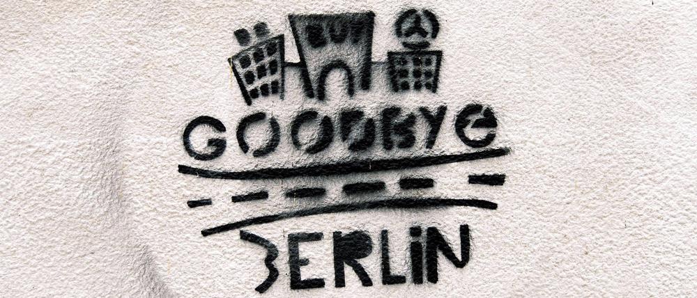 Bildnummer: 51985957 Datum: 20.07.2007 Copyright: imago/PEMAX Goodbye Berlin - Stencil an einer Wand in Berlin, Objekte; 2007, Berlin, Streetart, Street Art, bemalte, bemalte, Schriftzug, Graffitis; , quer, Kbdig, Einzelbild, Deutschland, ,