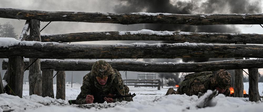 Ukrainische Soldaten bei einer Übung.