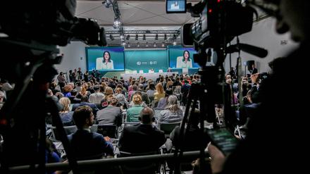 Bundesaußenministerin Annalena Baerbock spricht auf der Weltklimakonferenz in Baku vor Journalisten.