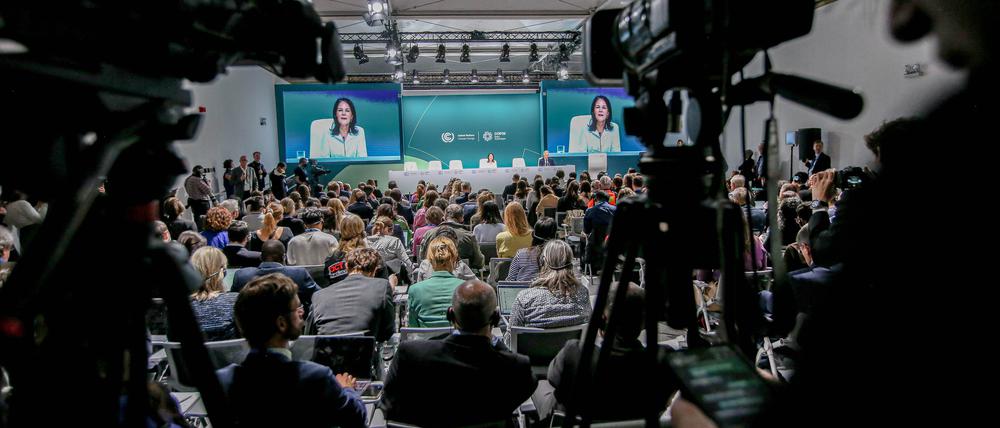 Bundesaußenministerin Annalena Baerbock spricht auf der Weltklimakonferenz in Baku vor Journalisten.