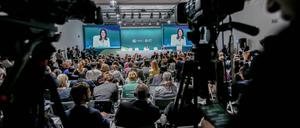 Bundesaußenministerin Annalena Baerbock spricht auf der Weltklimakonferenz in Baku vor Journalisten.
