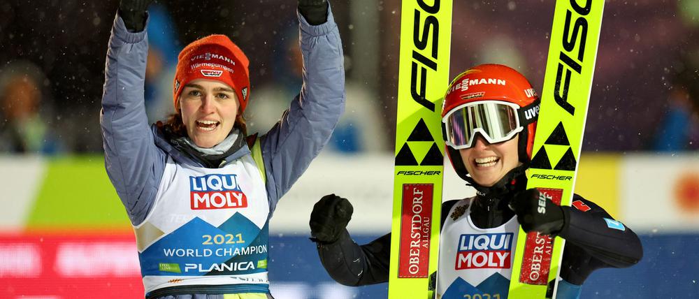 Selina Freitag (l.) und Katharina Schmid konnten auch in Lillehammer im Mixed-Wettbewerb jubeln.