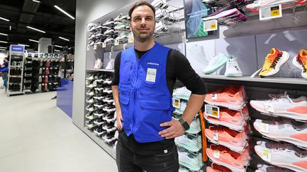 Filialleiter Ronald Stark vor den Laufschuhen im neuen Decathlon in den Potsdamer Bahnhofspassagen.