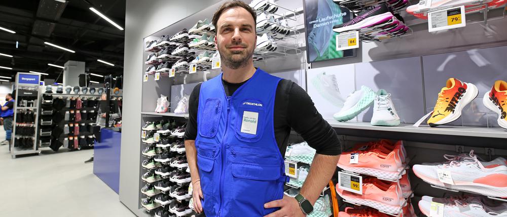 Filialleiter Ronald Stark vor den Laufschuhen im neuen Decathlon in den Potsdamer Bahnhofspassagen.
