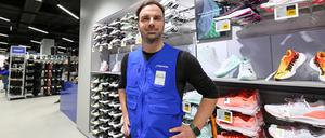 Filialleiter Ronald Stark vor den Laufschuhen im neuen Decathlon in den Potsdamer Bahnhofspassagen.
