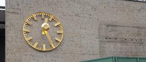Die alte goldene Uhr am Berliner Bahnhof Zoo.