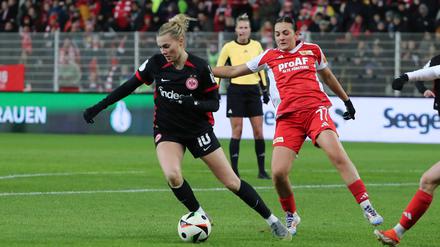 Athanasia Moraitou im Zweikampf mit Laura Freigang.