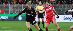 Athanasia Moraitou im Zweikampf mit Laura Freigang.