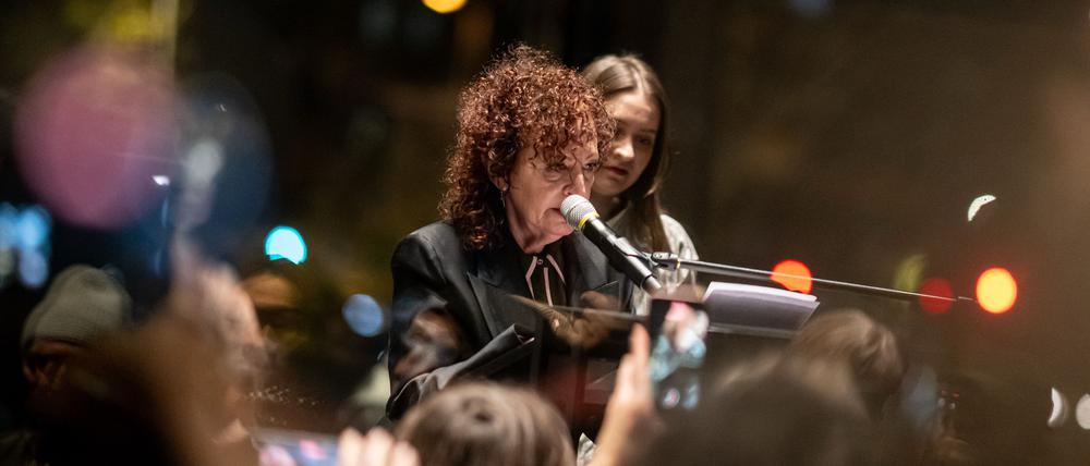 Nan Goldin beginnt ihre Rede mit einer mehrminütigen Schweigepause.