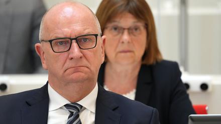 Brandenburgs Ministerpräsident Woidke entließ seine Gesundheitsministerin Ursula Nonnemacher (hinten im Bild) - und das noch kurz vor ihrem regulären Ausscheiden. (Archivbild)