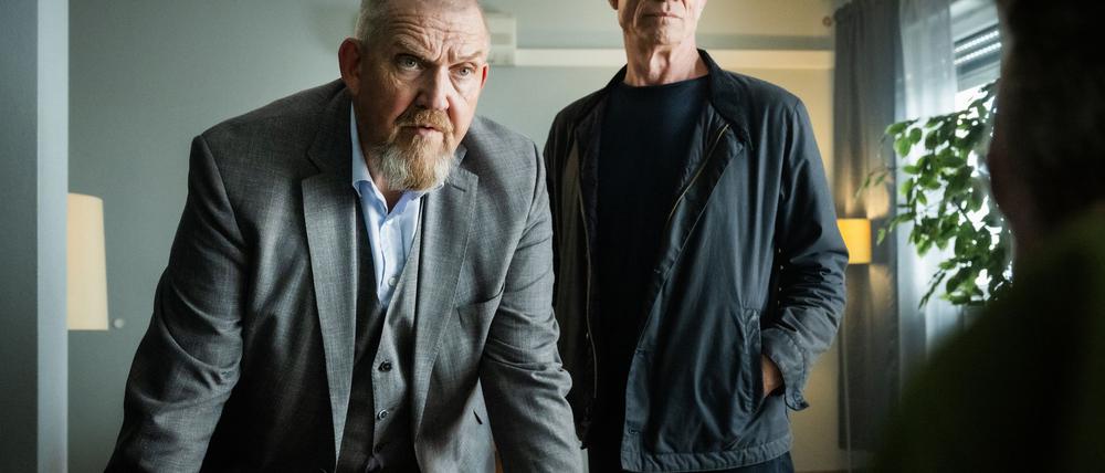 Die Kommissare Freddy Schenk (links) und Max Ballauf vernehmen den Geschäftsführer eines Etablissements.