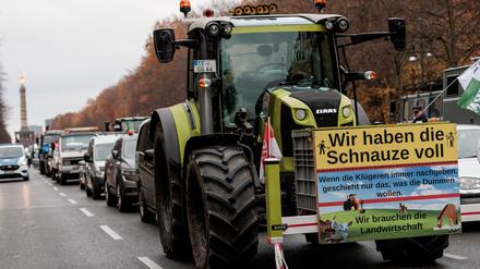Ein Traktor mit einem Plakat mit der Aufschrift „Wir haben die Schnauze voll“ fährt zur Demonstration des Vereins „Hand in Hand für unser Land“ auf der Straße des 17. Juni unweit vom Brandenburger Tor. 