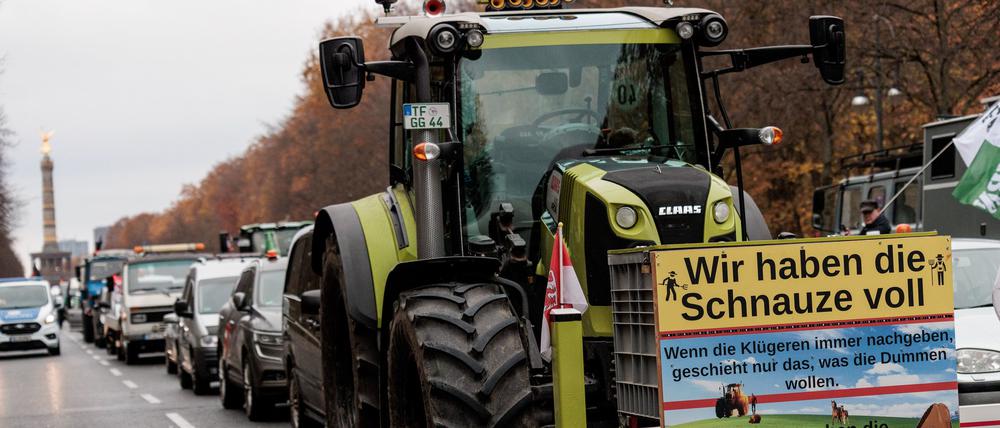 Ein Traktor mit einem Plakat mit der Aufschrift „Wir haben die Schnauze voll“ fährt zur Demonstration des Vereins „Hand in Hand für unser Land“ auf der Straße des 17. Juni unweit vom Brandenburger Tor.