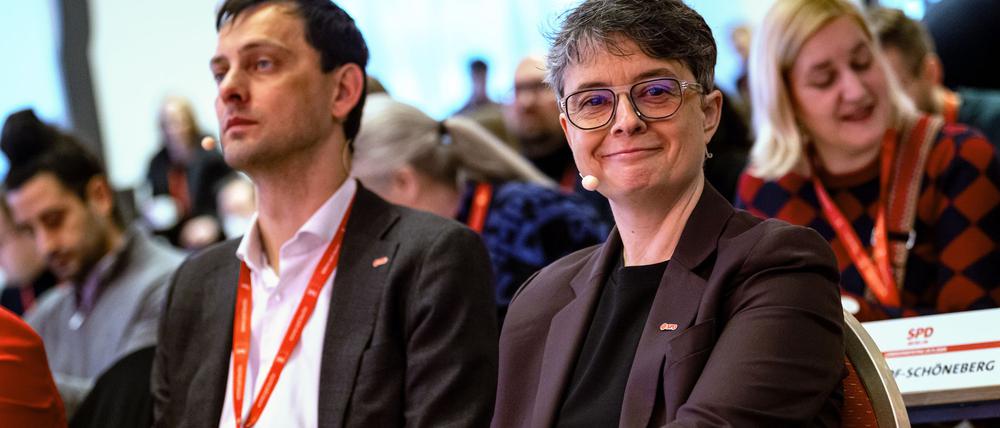 Die SPD hängt noch am 29-Euro-Ticket. Hier sind Berlins SPD Vorsitzende Martin Hikel (l) und Nicola Böcker-Giannini (r) zu sehen. 