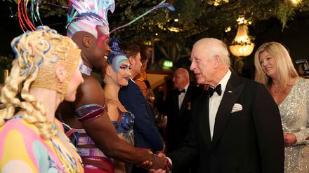 Charles begrüßt Künstler bei seinem Besuch der Royal Variety Performance. Laut PA konnte sich der König ein Lächeln über den Witz eines Trump-Imitators nicht verkneifen.