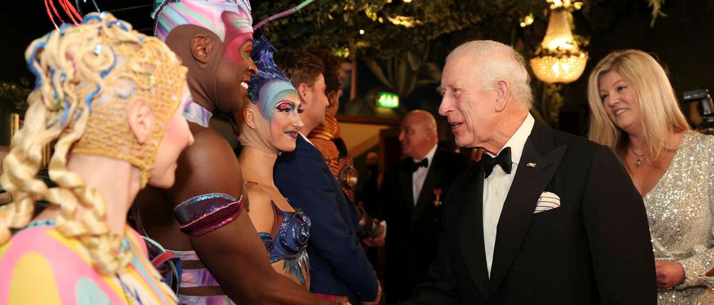 Charles begrüßt Künstler bei seinem Besuch der Royal Variety Performance. Laut PA konnte sich der König ein Lächeln über den Witz eines Trump-Imitators nicht verkneifen.