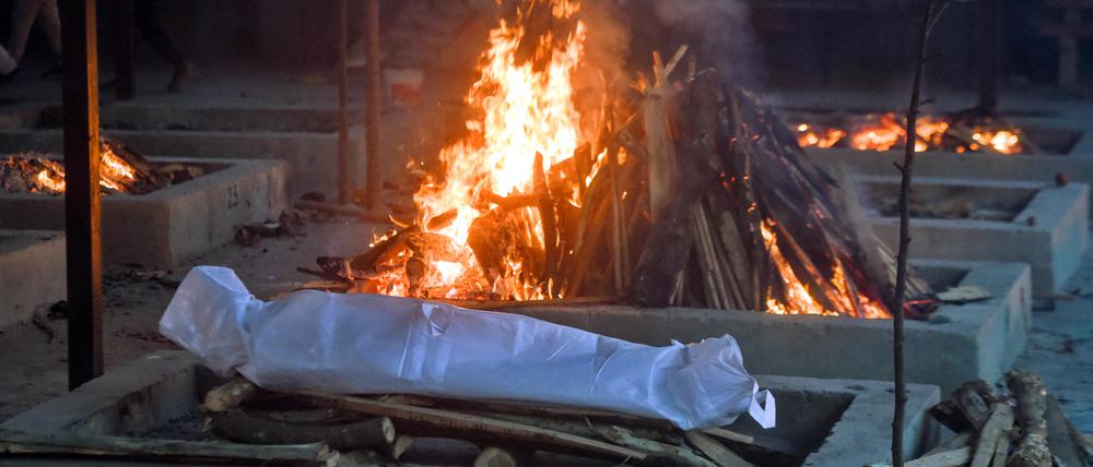In Indien ist ein tot geglaubter junger Mann kurz vor seiner geplanten rituellen Verbrennung wieder zu Bewusstsein gekommen.