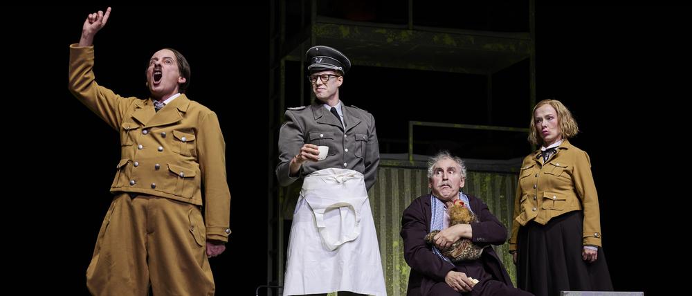Hält immer schön die Klamotte auf Abstand. Kristin Muthwill (links) spielt Adolf Hitler in George Taboris „Mein Kampf“.