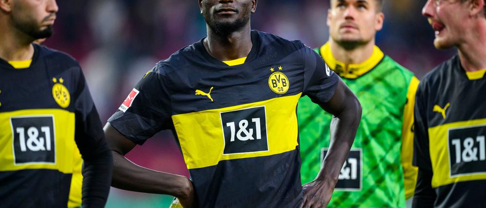 Borussia Dortmund muss kurzfristig auf Serhou Guirassy (m.) verzichten