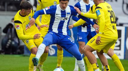 Ibrahim Maza schießt Hertha gegen Ulm in Führung. 