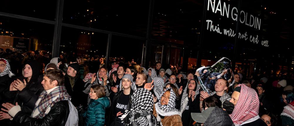 Bei der Eröffnung der Nan-Goldin-Retrospektive in Berlin gab es propalästinensische Proteste.