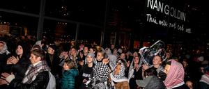 Bei der Eröffnung der Nan-Goldin-Retrospektive in Berlin gab es propalästinensische Proteste.