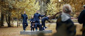 Eine Szene aus Alicja Rogalskas Performance „Monument To Precarious Workers“ von 2015. 