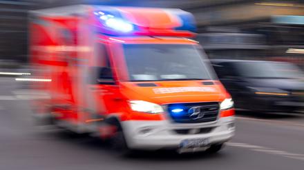 Ein Rettungswagen der Feuerwehr fährt mit Blaulicht zum Einsatz. (Symbolbild)