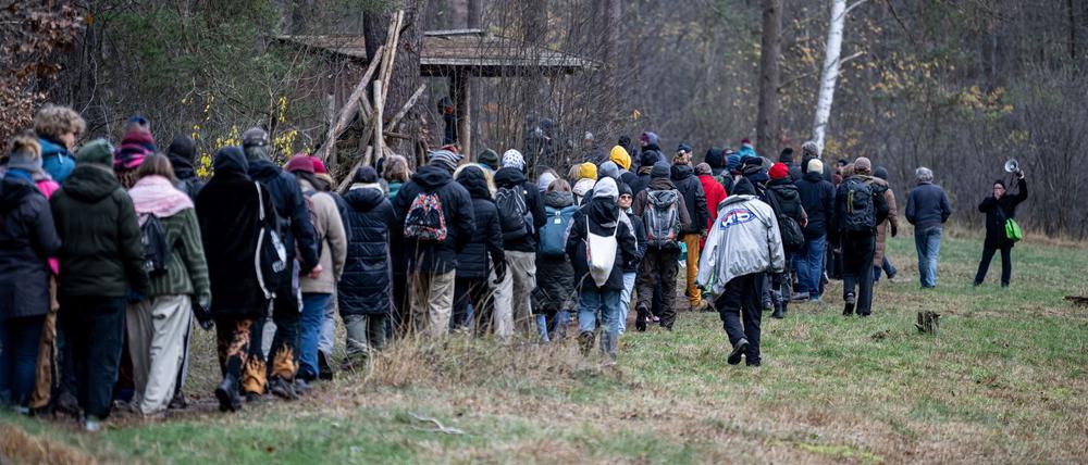 Kritiker des Tesla-Werks vor den Toren von Berlin äußerten bei einem "Waldspaziergang" erneut ihre Kritik.