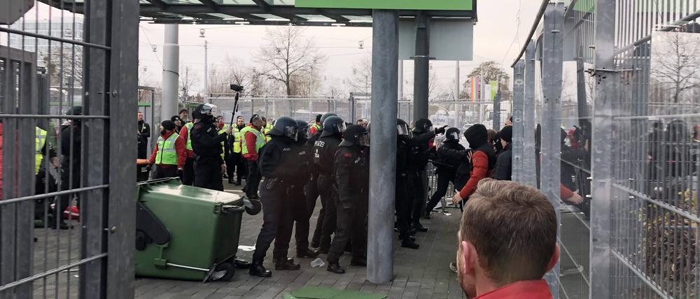Am Einlass in den Gästeblock gab es Auseinandersetzungen zwischen Polizei und Fans des 1. FC Union Berlin.