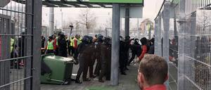 Am Einlass in den Gästeblock gab es Auseinandersetzungen zwischen Polizei und Fans des 1. FC Union Berlin.