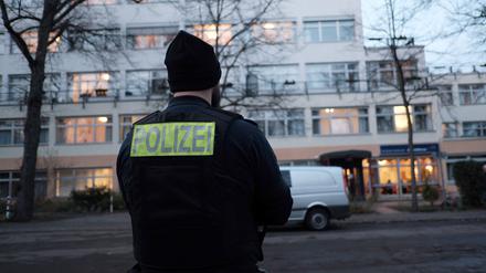 In einem Berliner Seniorenheim soll ein Mann seine Tochter mit einer Machete schwer verletzt haben.