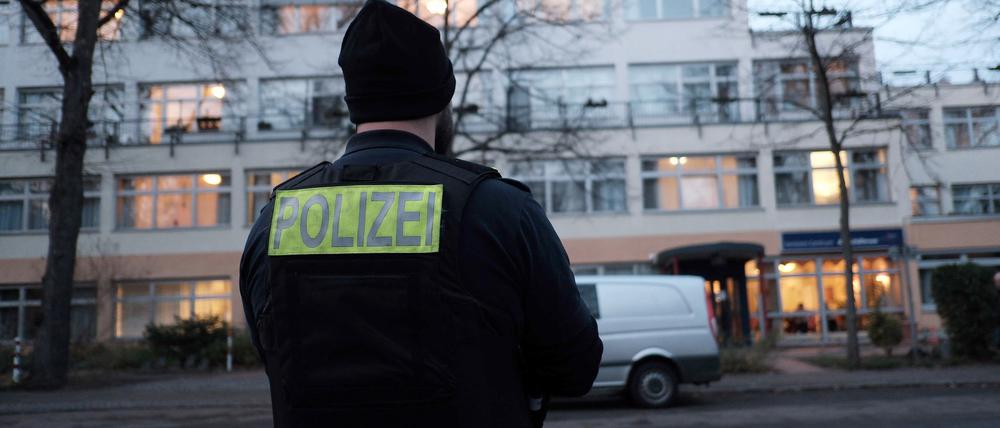 In einem Berliner Seniorenheim soll ein Mann seine Tochter mit einer Machete schwer verletzt haben.