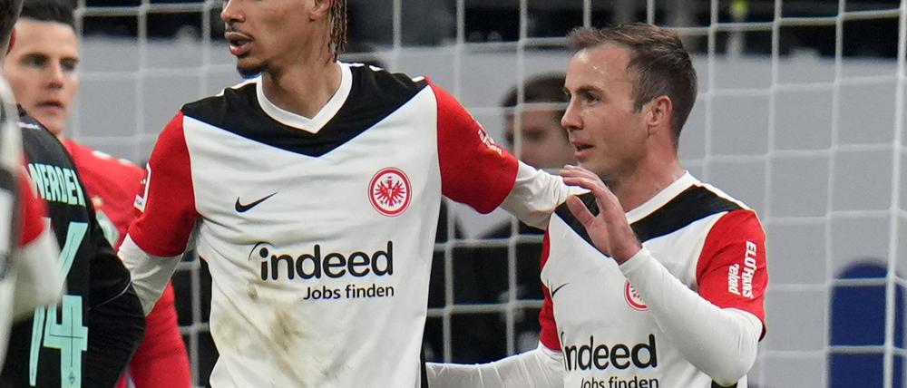 Der Jubel beim Treffer von Mario Götze (r) zum 1:0 für Eintracht Frankfurt gegen Werder Bremen war verhalten. Im Stadion gab es einen medizinischen Notfall.